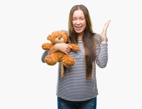 Joven Mujer Caucásica Sosteniendo Oso Peluche Sobre Fondo Aislado Muy —  Fotos de Stock