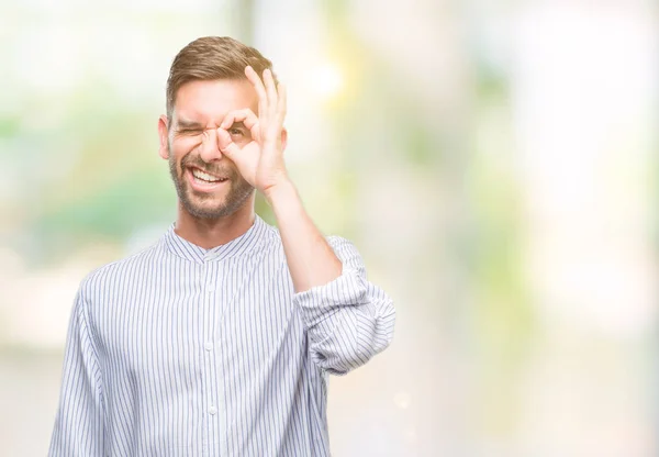 Joven Hombre Guapo Sobre Fondo Aislado Haciendo Buen Gesto Con — Foto de Stock