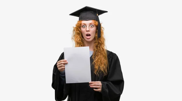 Mladá Zrzka Žena Postgraduální Uniformě Drží Titul Strach Šoku Tváří — Stock fotografie