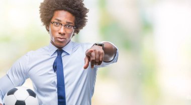 Futbol topu tutan Afro Amerikan Yöneticisi adam arka plan kamera ve size parmak ile işaret izole, el işareti, pozitif ve kendinden emin bir jest ön