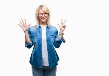 Genç güzel sarışın kadın gözlük gösterilen ve parmakları ile işaret izole arka plan üzerinde kendinden emin ve mutlu gülümseyerek süre sekiz numara.