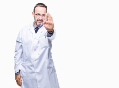 Orta yaş üst düzey ağarmış profesyonel adam dur yapıyor izole arka plan üzerinde beyaz önlük giyen elin avuç ile şarkı. Negatif ve ciddi bir jest yüz ifadesiyle uyarı.