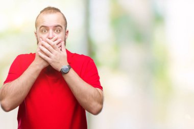 Üzerinde kırmızı gömlek giyen genç beyaz hipster adam arka plan ağız hata için elleriyle kapsayan şok izole. Gizli kavramı.