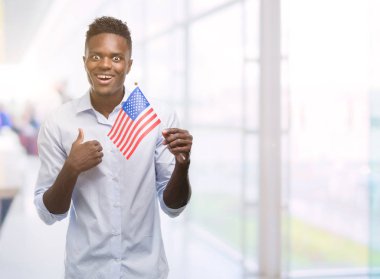 ABD bayrağı sürpriz yüz işaret parmağı kendisine tutan genç Afro-Amerikan adam