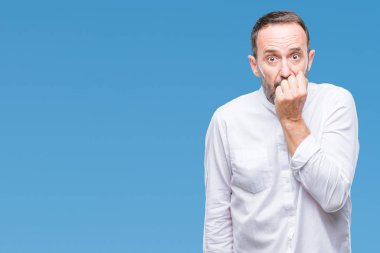 Orta yaş ağarmış üst düzey adam stresli ve gergin ile izole arka plan üzerinde tırnak ısırma dudaklarından eller. Anksiyete sorunu.