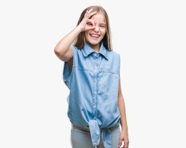 Genç güzel kız gülümsüyor, parmakları ile mutlu yüz üzerinden seyir göz el ile ok jest yapıyor izole arka plan üzerinde.