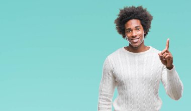 Ve kendinden emin ve mutlu gülümseyerek süre parmak numaralı yukarıyı gösteren izole arka plan üzerinde Afro Amerikalı adam.