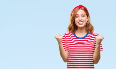 İzole arka plan kutlama üzerinde genç güzel kadın şaşırttı ve başarı için kaldırdı kollarını açarak hayret ve gözleri açık. Kazanan kavramı.