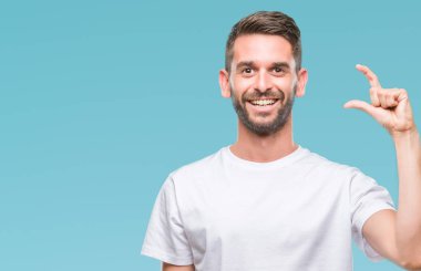 Yakışıklı genç gülümseyen izole arka plan ve süre seyir ve kamera boyutu işaret parmaklarıyla yapıyor el ile kendinden emin eller üzerinde. Ölçü kavramı.