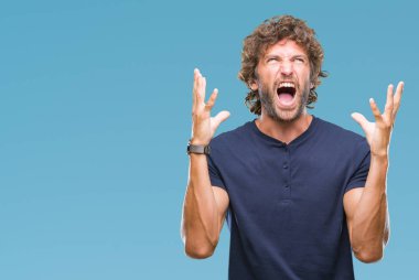 Yakışıklı İspanyol modeli adam izole arka plan çılgın ve kızgın bağırarak ve agresif ifade ve silah kaldırdı bağırıyor. Hayal kırıklığı kavramı.