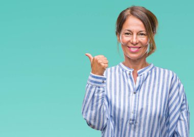 Orta yaş arıyor ve başparmak yanında yukarıyı mutlu yüz ile gülümseyen izole arka plan üzerine İspanyol kadın kıdemli.