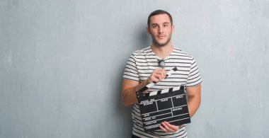 Beyaz delikanlı film fıçı tahtası kendine güvenen bir ifade ile acımak yüz ciddi düşünüyorum tutarak gri grunge duvarın üzerinden