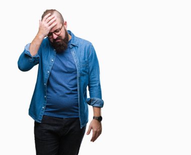 Çünkü çaresiz ve stresli baş ağrısı acı izole arka plan üzerinde gözlüklü Genç beyaz hipster adam ağrı ve migren. Ellerini kafasına.