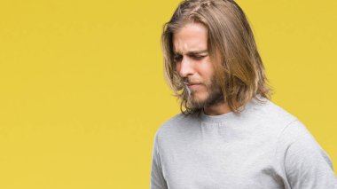 Üzerinde uzun saçlı yakışıklı delikanlı izole mide üzerinde el ile arka plan çünkü mide bulantısı, ağrılı hastalık hasta hissediyor. Ağrısı kavramı.