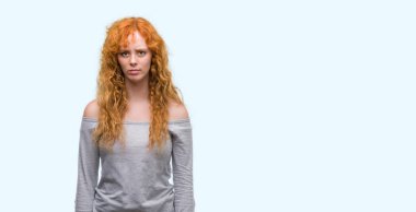 Genç Kızıl saçlı kadın şüpheci ve sorun nedeniyle gergin, papatyanın üzgün. Negatif kişi.