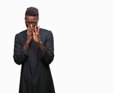 Bir şey pis ve iğrenç kokulu izole arka plan, dayanılmaz koku, holding nefes burun parmaklar ile genç Afro-Amerikan rahip adam. Kötü kokuyor kavramı.