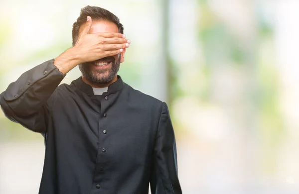 Взрослый Латиноамериканец Католик Изолированном Фоне Улыбается Смеется Закрывая Глаза Рукой — стоковое фото