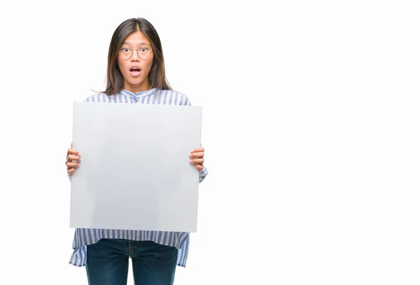 Giovane Donna Asiatica Sfondo Isolato Con Banner Vuoto Spaventato Stato — Foto Stock