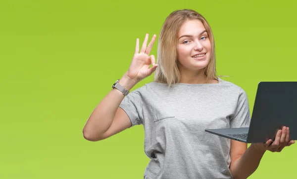 Joven Mujer Caucásica Usando Computadora Portátil Sobre Fondo Aislado Haciendo —  Fotos de Stock