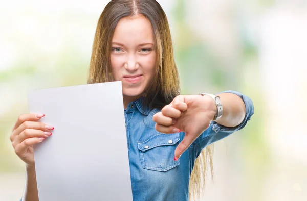 Mulher Caucasiana Jovem Segurando Folha Papel Branco Sobre Fundo Isolado — Fotografia de Stock