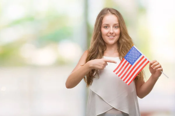 Mujer Rubia Joven Sosteniendo Bandera Muy Feliz Señalando Con Mano —  Fotos de Stock