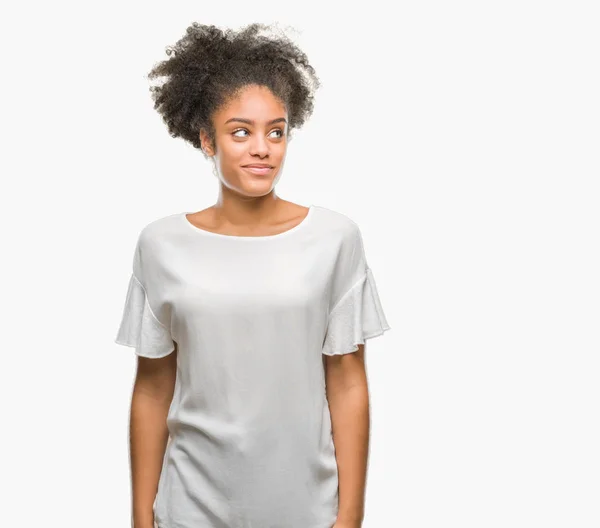 Jonge Afro Amerikaanse Vrouw Geïsoleerde Achtergrond Glimlachend Uitziende Kant Staren — Stockfoto