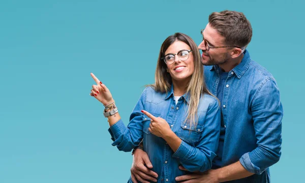 Junges Verliebtes Paar Mit Brille Vor Isoliertem Hintergrund Lächelnd Und — Stockfoto