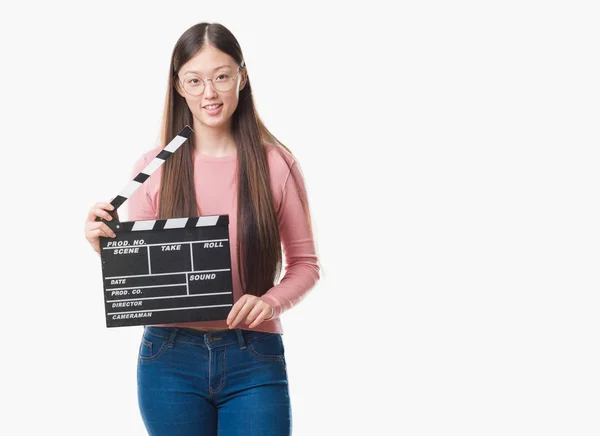 Giovane Donna Cinese Sfondo Isolato Tenendo Applaudire Con Volto Felice — Foto Stock