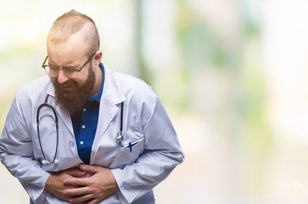 Homem Médico Caucasiano Jovem Vestindo Casaco Branco Médico Sobre Fundo — Fotografia de Stock