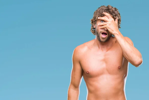 Knappe Spaanse Model Man Sexy Shirtless Geïsoleerde Achtergrond Gluren Schok — Stockfoto