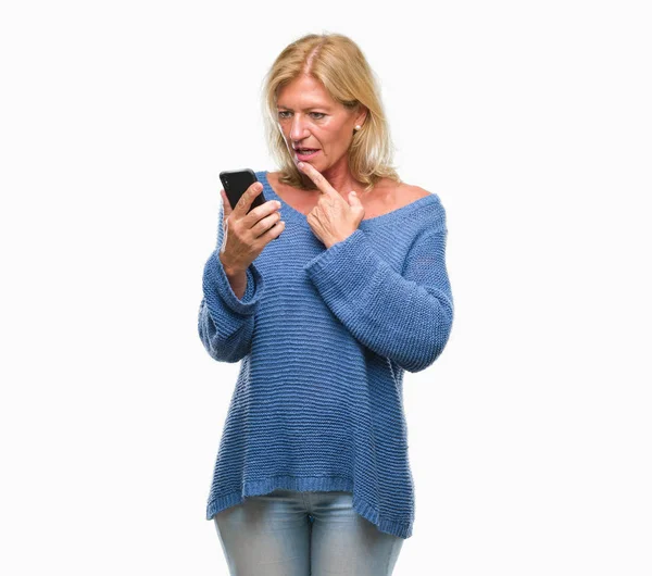 Blonde Frau Mittleren Alters Sendet Nachricht Mit Smartphone Über Isolierten — Stockfoto