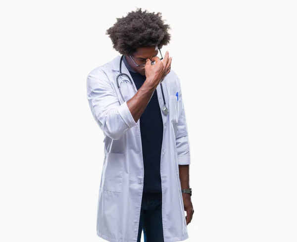 Afro Americano Medico Uomo Sfondo Isolato Stanco Sfregamento Naso Occhi — Foto Stock