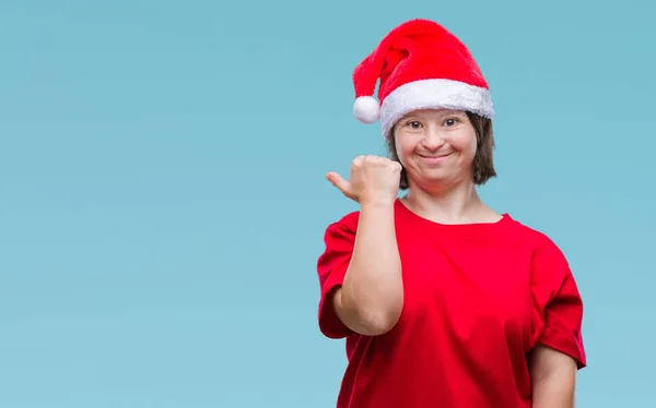 Mulher Adulta Jovem Com Síndrome Usando Chapéu Natal Sobre Fundo — Fotografia de Stock