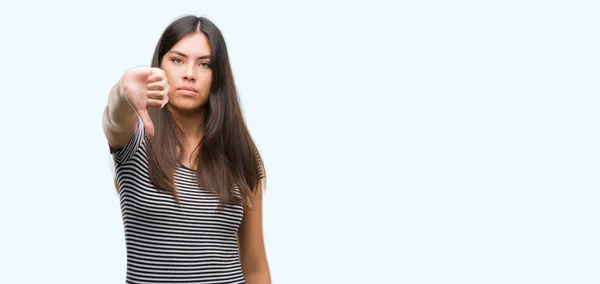 Jovem Bela Mulher Hispânica Olhando Infeliz Irritado Mostrando Rejeição Negativo — Fotografia de Stock