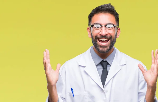 Scientifique Hispanique Adulte Médecin Homme Portant Manteau Blanc Sur Fond — Photo