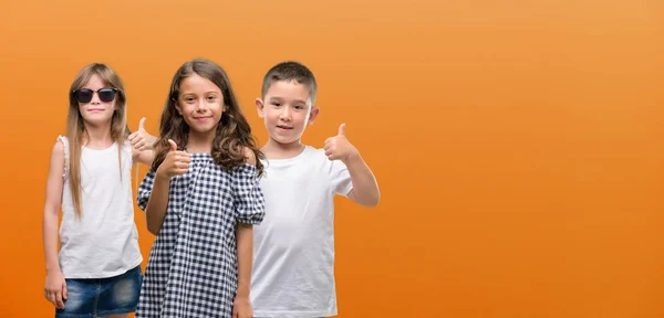 Group Boy Girls Kids Orange Background Happy Big Smile Doing — Stock Photo, Image