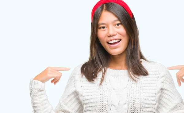 Giovane Donna Asiatica Indossa Maglione Invernale Sfondo Isolato Guardando Fiducioso — Foto Stock