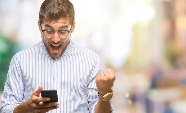 Mladý Pohledný Muž Sms Pomocí Smartphone Přes Izolované Pozadí Křičí — Stock fotografie
