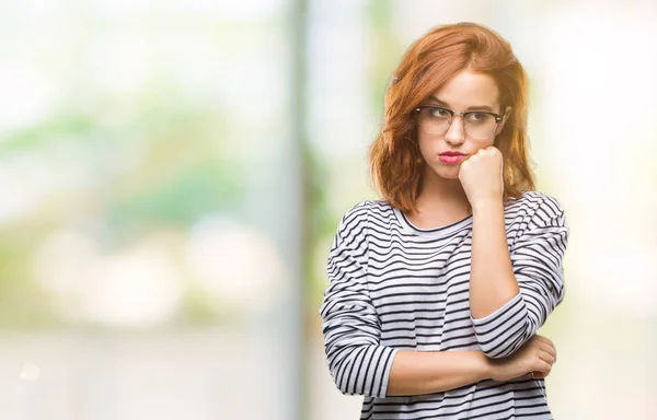 Joven Hermosa Mujer Sobre Fondo Aislado Usando Gafas Pensando Parecer —  Fotos de Stock