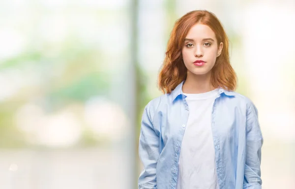 Joven Mujer Negocios Hermosa Sobre Fondo Aislado Con Expresión Seria —  Fotos de Stock