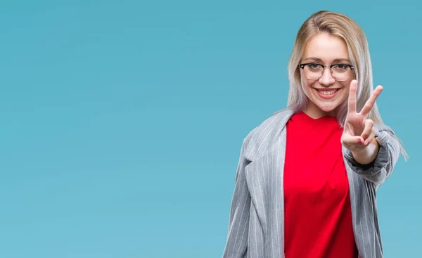 Jonge Blonde Zakenvrouw Mode Jas Dragen Geïsoleerde Achtergrond Glimlachend Met — Stockfoto