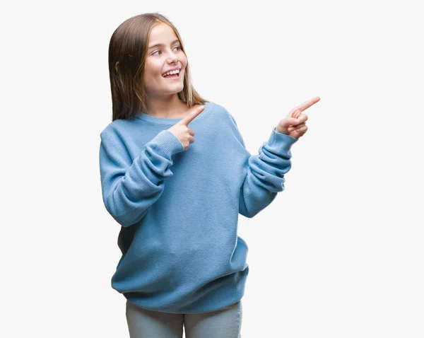 年轻漂亮的女孩穿着冬季毛衣在孤立的背景微笑着 看着相机指着两个手和手指的侧面 — 图库照片