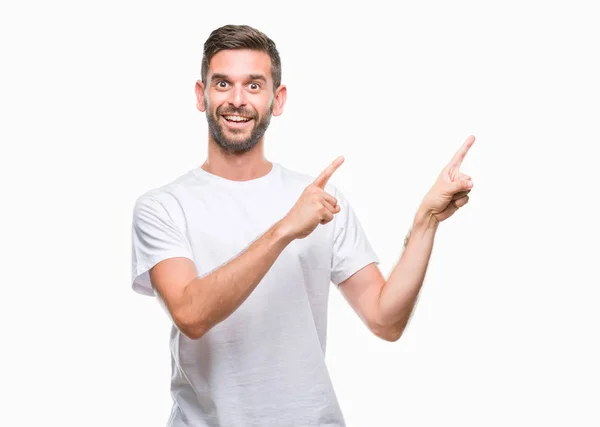 Joven Hombre Guapo Sobre Fondo Aislado Sonriendo Mirando Cámara Apuntando — Foto de Stock