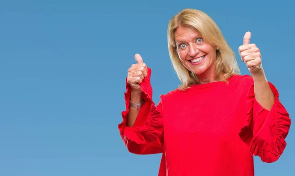 Blonde Frau Mittleren Alters Mit Isoliertem Hintergrund Die Eine Positive — Stockfoto