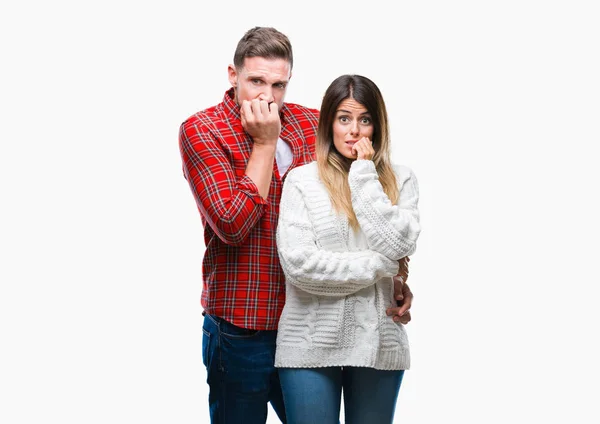 恋の不安や両手の爪を噛んで口の中で緊張を探して孤立の背景に冬のセーターを着ている若いカップル 不安の問題 — ストック写真