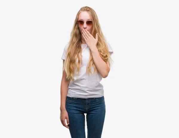 Blond Tonåring Kvinna Bär Solglasögon Täcker Munnen Med Handen Chockade — Stockfoto