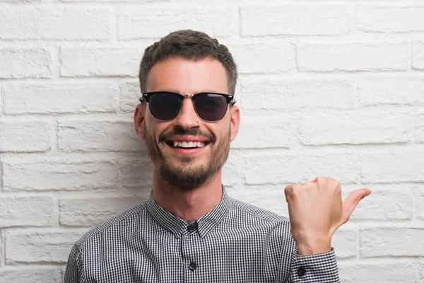 Joven Hombre Adulto Con Gafas Sol Pie Sobre Pared Ladrillo — Foto de Stock