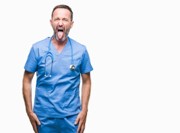 Mezza Età Hoary Anziano Medico Uomo Indossa Uniforme Medica Sfondo — Foto Stock