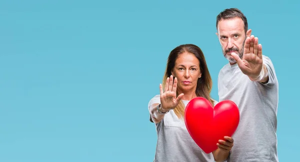Medelåldern Spansktalande Casual Par Kärlek Hålla Rött Hjärta Över Isolerade — Stockfoto
