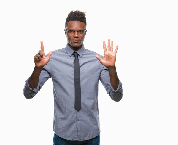 年轻的非洲裔美国人的商业男子在孤立的背景显示和指向七的手指 而微笑着自信和快乐 — 图库照片